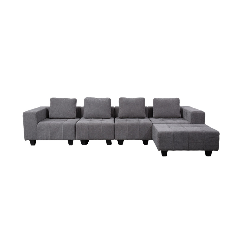 Stor modulær L-formet sofa i lysegråt stof med firkantede puder, moderne minimalistisk stil