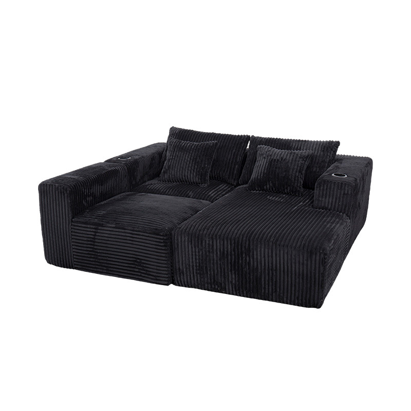 Stor L-formet hjørnesofa i sort fløjlsbuk med fuldskummoduler, flere puder og indbyggede kopholdere Stor L-formet hjørnesofa i sort fløjlsbuk med fuldskummoduler, flere puder og indbyggede kopholdere